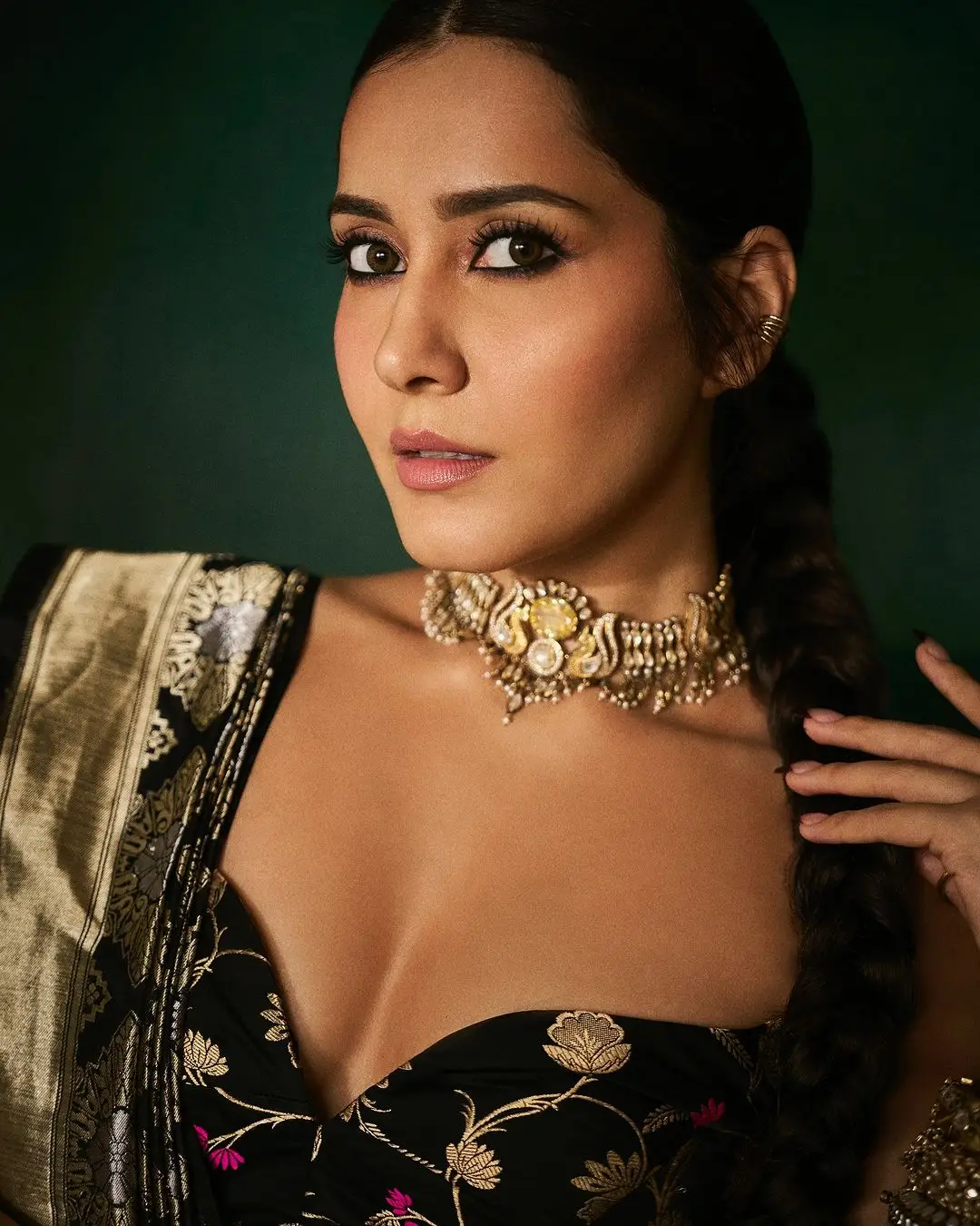 Raashi Khanna in Black Saree Sleeveless Blouse